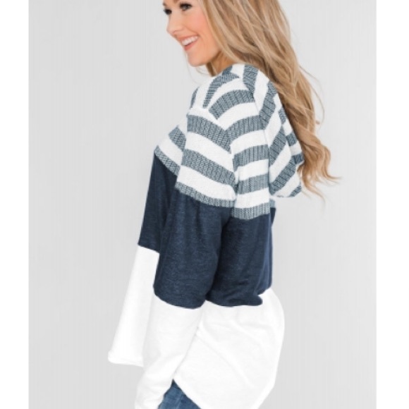 Color Block Lightweight Hoodie. - Picture 4 of 5